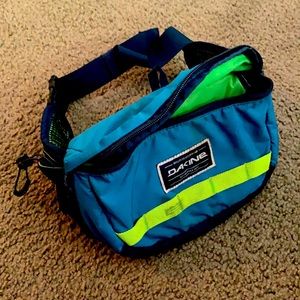 Lightly used Dakine hot laps hip pack 3L (blue)